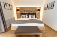 Schwarzwald Nordic-Flair Doppelzimmer mit Doppelbett und Holzschindelwand