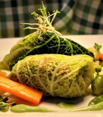 [Translate to english:] vegane Kohlroulade aus der veganen Küche des Waldhotels 