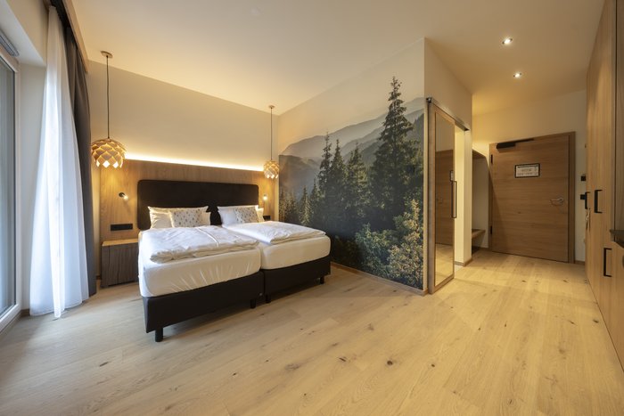 [Translate to english:] Waldnest Juniorsuite - Zimmeransicht