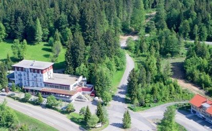 Das Wellnesshotel im Schwarzwald Ansicht aus der Luft