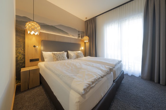 [Translate to english:] Baumhaus Familiensuite - Schlafzimmer mit Doppelbett