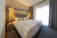 [Translate to english:] Baumhaus Familiensuite - Schlafzimmer mit Doppelbett