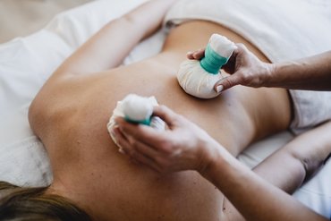 Kräuterstempelmassage