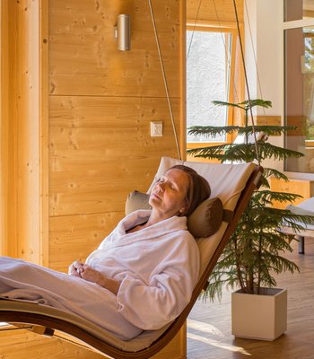 [Translate to français:] Wellnesshotel im Schwarzwald der Waldhotel-Ruheraum mit Relaxliege 