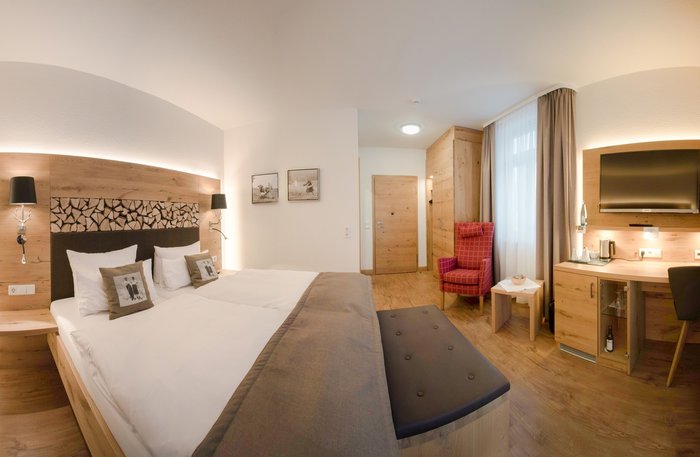 Nordic Flair Doppelzimmer im Wellnesshotel im Schwarzwald mit Holzboden, Sitzgelegenheit und Doppelbett