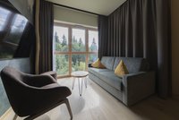 [Translate to english:] Weißtannensuite - Sofaansicht mit TV