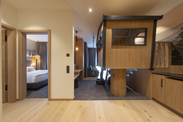 [Translate to english:] Baumhaus Familiensuite - Frontansicht mit Baumhaus